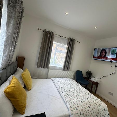Luxury Ensuite 2Nd Studio Flat With Great Views In Keedonwood Road With Fully Own Bathroom Newly Added And Private Kitchenette Bromley Luaran gambar