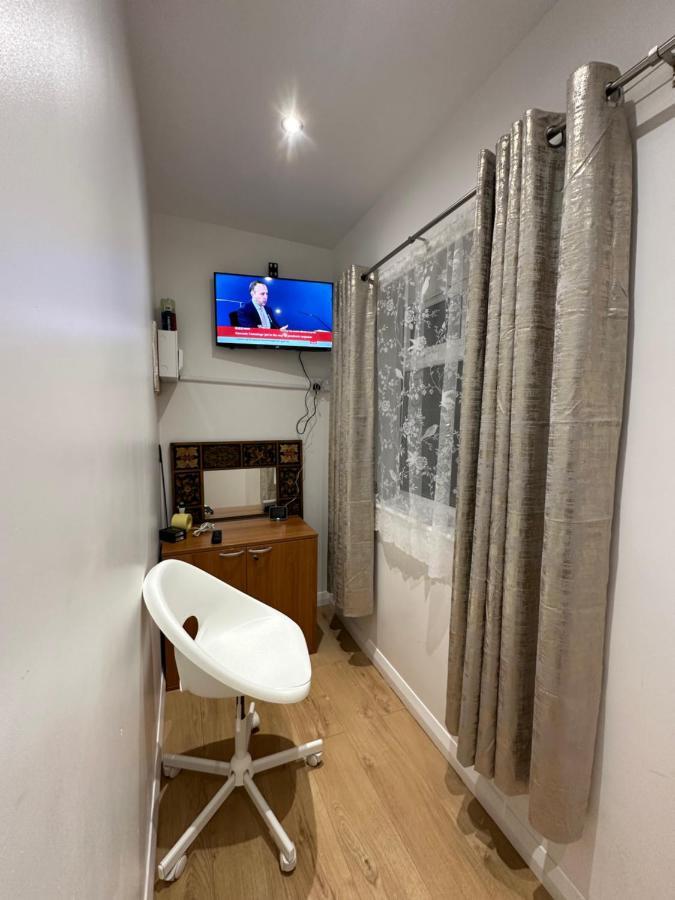 Luxury Ensuite 2Nd Studio Flat With Great Views In Keedonwood Road With Fully Own Bathroom Newly Added And Private Kitchenette Bromley Luaran gambar