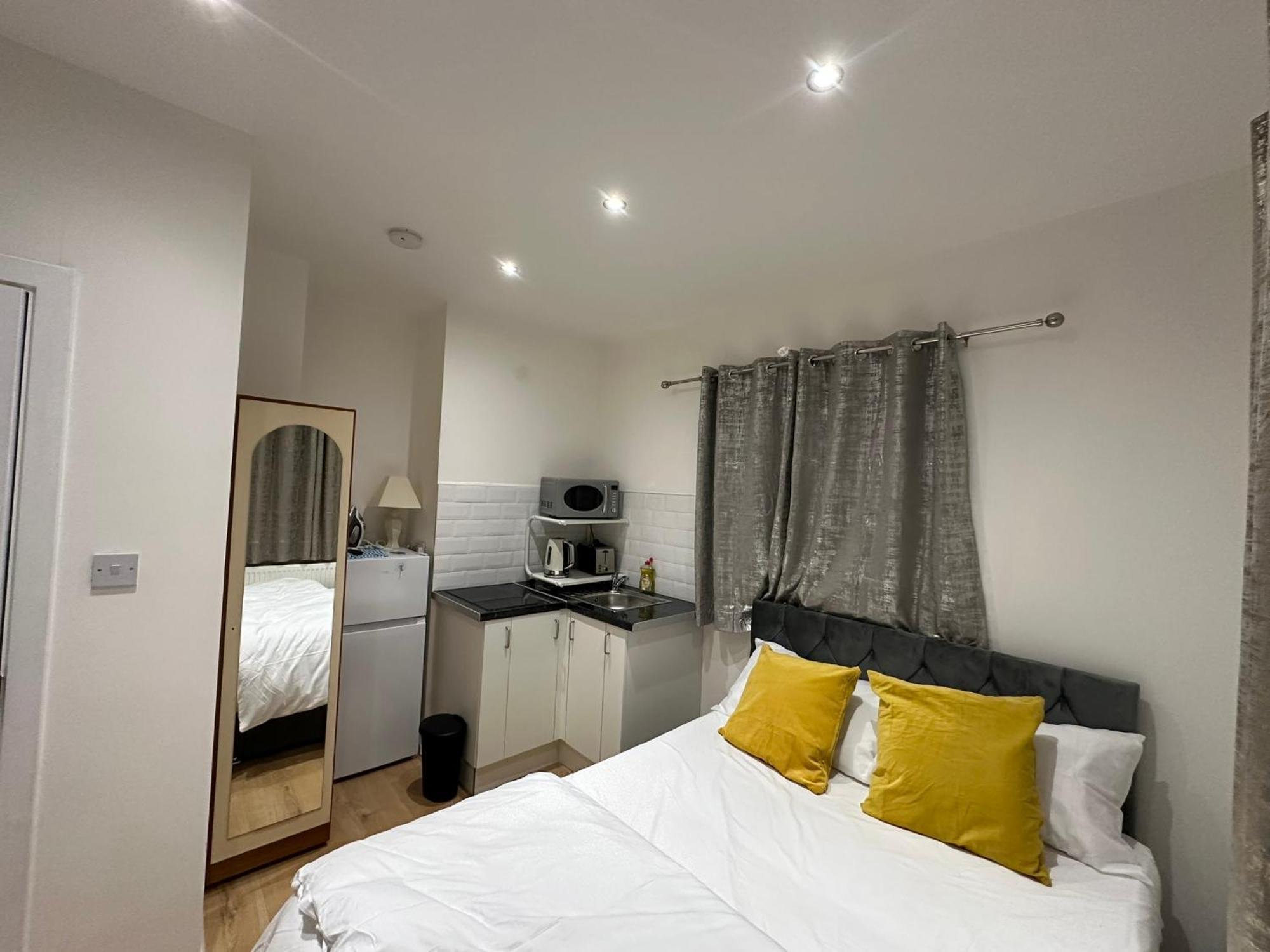Luxury Ensuite 2Nd Studio Flat With Great Views In Keedonwood Road With Fully Own Bathroom Newly Added And Private Kitchenette Bromley Luaran gambar