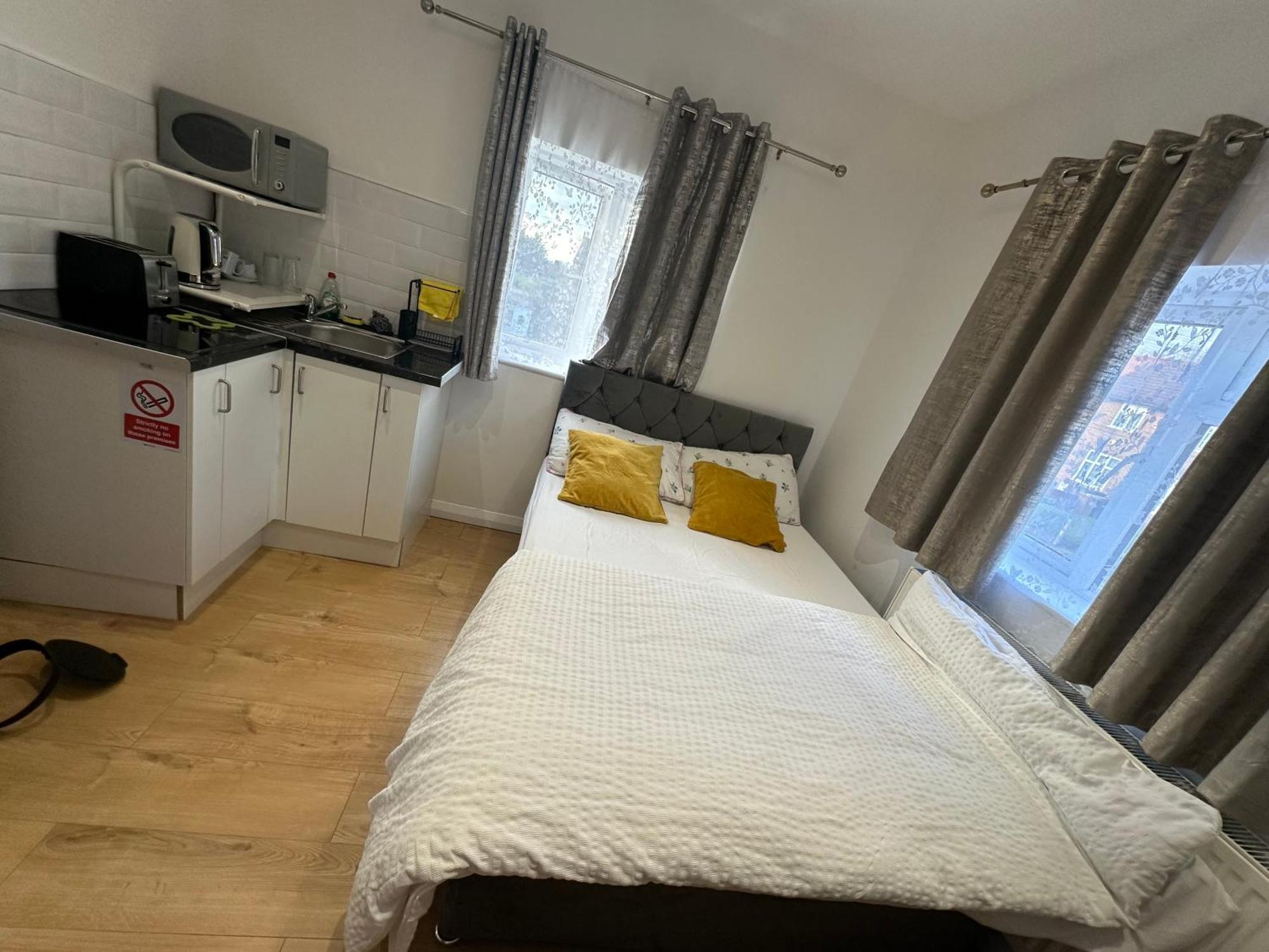 Luxury Ensuite 2Nd Studio Flat With Great Views In Keedonwood Road With Fully Own Bathroom Newly Added And Private Kitchenette Bromley Luaran gambar
