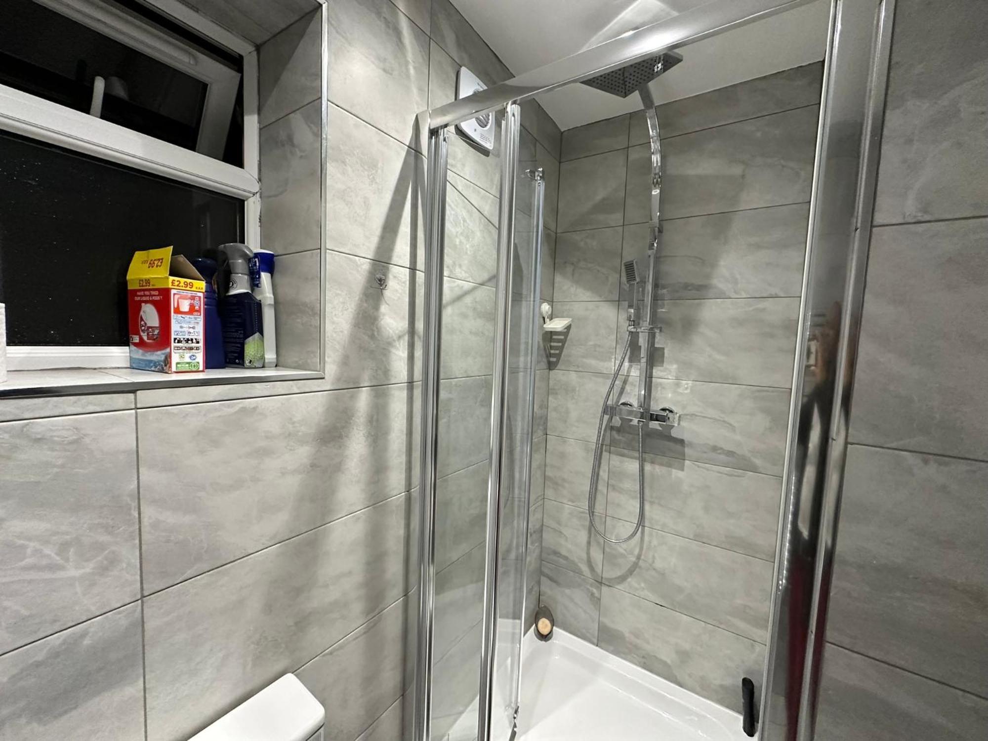 Luxury Ensuite 2Nd Studio Flat With Great Views In Keedonwood Road With Fully Own Bathroom Newly Added And Private Kitchenette Bromley Luaran gambar