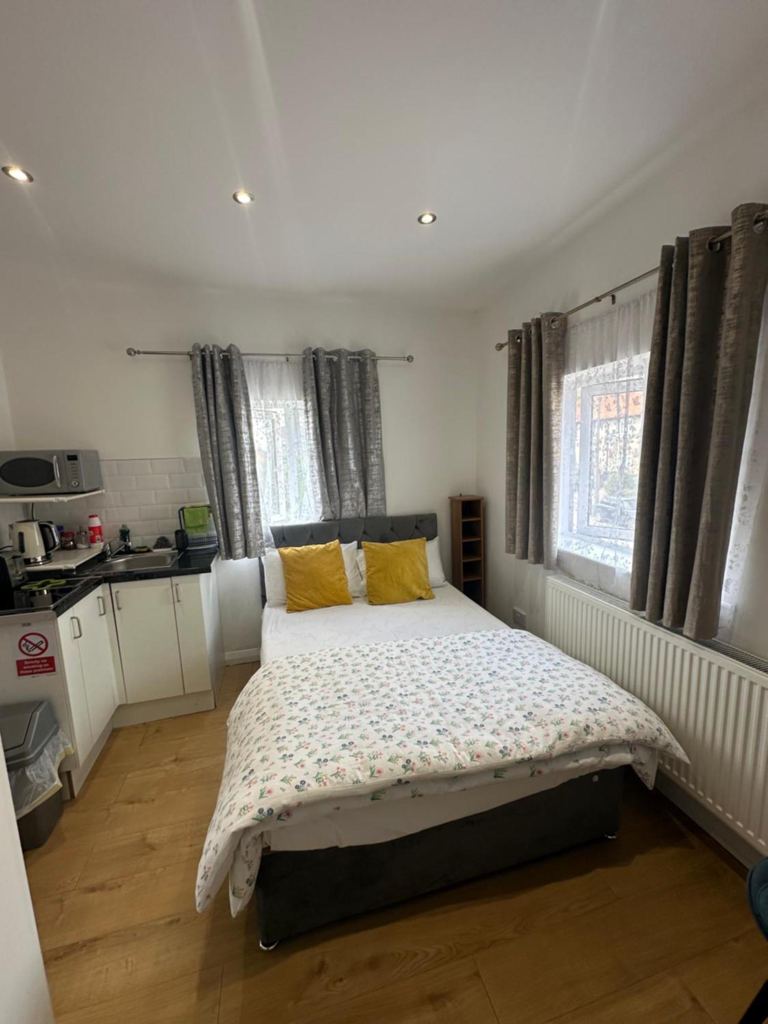 Luxury Ensuite 2Nd Studio Flat With Great Views In Keedonwood Road With Fully Own Bathroom Newly Added And Private Kitchenette Bromley Luaran gambar